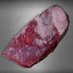 Beef Brisket Argentinien roh auf Metall – zarte argentinische Rinderbrust für BBQ