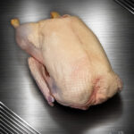 Gans aus Pommern Extra-Qualität roh, Premium-Geflügel vor metallischem Hintergrund