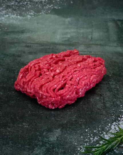 Frisches Hackfleisch vom Rind – Färse aus Pommern auf einem Holzbrett