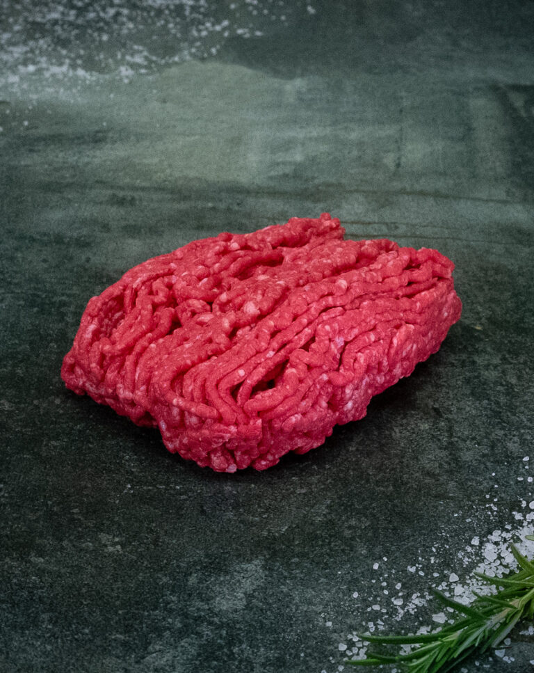 Frisches Hackfleisch vom Rind – Färse aus Pommern auf einem Holzbrett