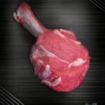 Zartes Kalbskarree aus Berlin-Brandenburg, roh auf Metallplatte