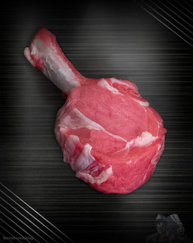 Zartes Kalbskarree aus Berlin-Brandenburg, roh auf Metallplatte