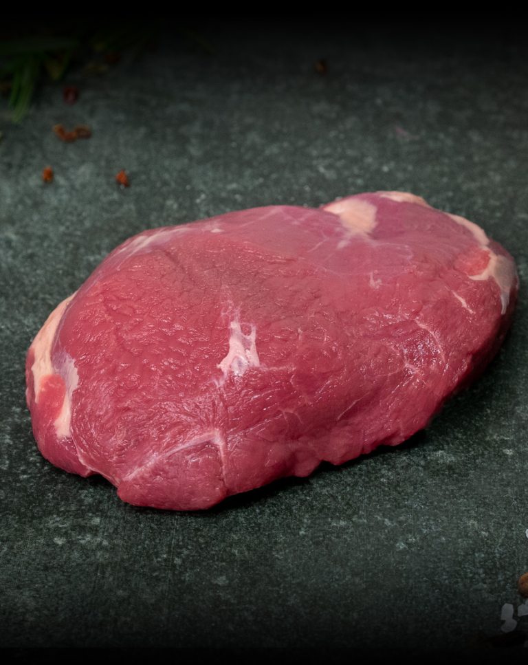 Lammhüfte aus Neuseeland auf Holzbrett angerichtet