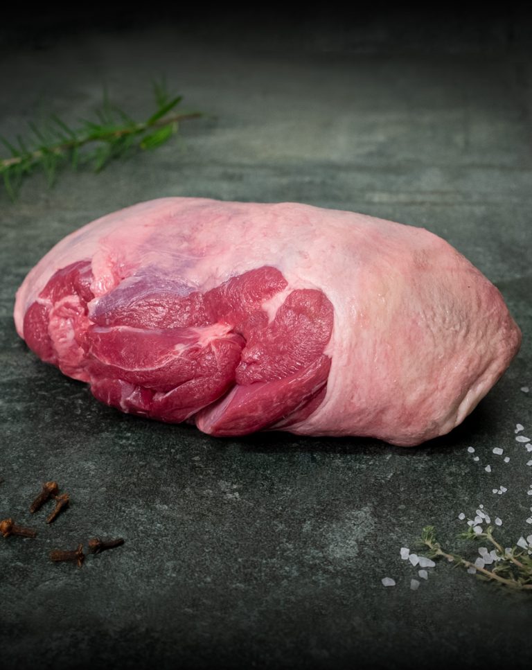 Lammkeule ohne Knochen aus Neuseeland auf Holzbrett serviert