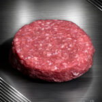 Black Angus Burger Patties mit Salz und Pfeffer gewürzt.