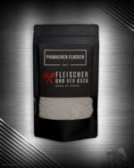 Pyramiden Salz – FuK Pharaonen-Flocken in einer Schale, neben frischem Gemüse