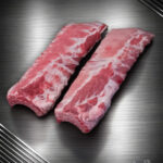 Baby Back Ribs (Kotelettrippen) vom Duroc-Schwein roh auf Steinplatte