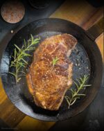 Roastbeef Creekstone Farms USA in der Pfanne gebraten mit gleichmäßiger Bräune