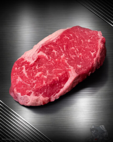 Rohes Rumpsteak Argentinien Black Angus mit natürlichem Fettrand auf dunklem Untergrund