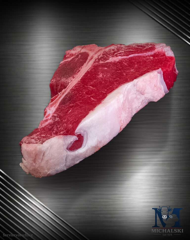 Rohes Michalski T-Bone Steak von der deutschen Weidefärse am Knochen auf neutralem Untergrund