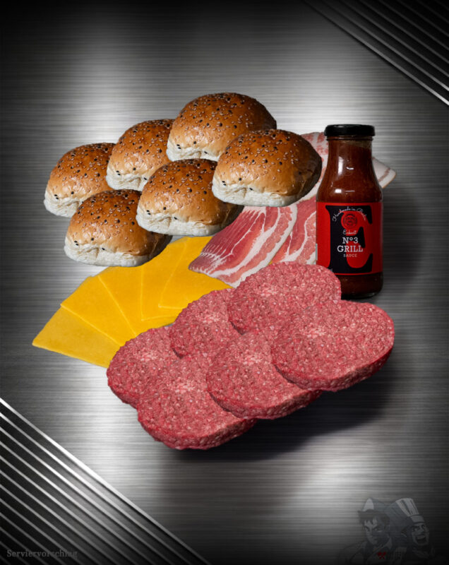 Burger Bundle mit Färse-Patties, Bacon, Buns, Käse, Pfeffer und Sauce auf dunklem Untergrund arrangiert
