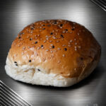 Vegane Burger Buns BEKABUNS® glutenfrei mit Sesam dekoriert