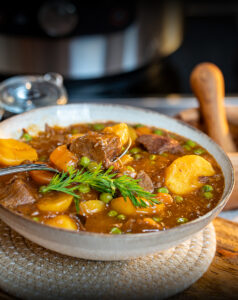 Italienisches Gulasch Rindergulasch Creekstone Frams USA Dieses/dieser Gulasch hat uns absolut aus den Socken gehauen, denn genauso definieren wir pure Wohlfühlküche! Saftiges, zerfalliges Rindfleisch mit viel Gemüse und Kartoffeln – und dann auch noch mit einer herzhaft-samtigen Sauce. Es schmeckt nicht nur hervorragend, sondern ist auch noch relativ gesund und kalorienarm.