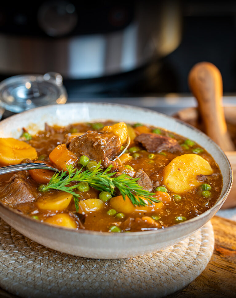 Italienisches Gulasch Rindergulasch Creekstone Frams USA Dieses/dieser Gulasch hat uns absolut aus den Socken gehauen, denn genauso definieren wir pure Wohlfühlküche! Saftiges, zerfalliges Rindfleisch mit viel Gemüse und Kartoffeln – und dann auch noch mit einer herzhaft-samtigen Sauce. Es schmeckt nicht nur hervorragend, sondern ist auch noch relativ gesund und kalorienarm.