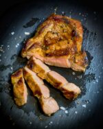 Schweinenackensteak mariniert vom regionalen Duroc-Schwein (pikant) – Bild 3