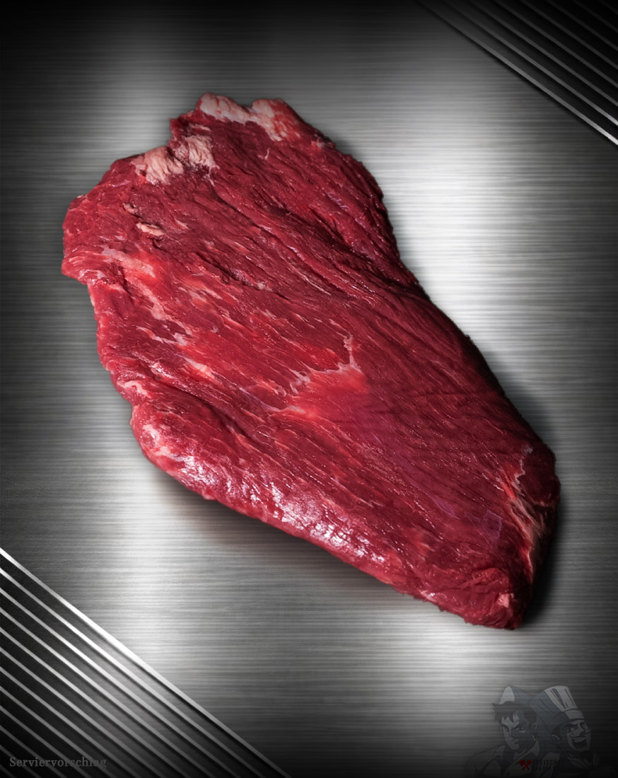 Flanksteak Simmentaler Alpenrind – edel präsentiert, meisterhaft pariert Flanksteak Simmentaler Alpenrind roh – zart marmoriertes Alpenweidefleisch auf gebürstetem Metall, elegant ausgeleuchtet