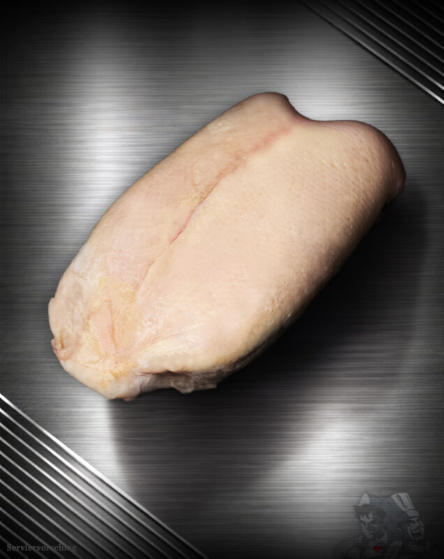 Roh geschnittene Gänsebrust aus Pommern in Extra-Qualität, feine Fleischstruktur, edel ausgeleuchtet vor metallischem Hintergrund