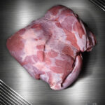 Ausgelöste Wildschweinkeule ohne Knochen aus Pommern, dunkel und fein marmoriert