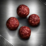 Smashburger Pommern Färse mit krosser Maillard-Kruste (10×100 g) vom Rind der Färse aus Pommern, auf einem Grill Thomas Rogenmoser | Berlin – Reichweite & Sichtbarkeit für kreative Marken aus Food, Design & Lifestyle