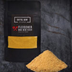 Dattel Senf Dip in einer Schale, umgeben von Datteln und Senfkörnern