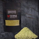 Schale mit grünem Pfeffer Dip und Pfefferkörnern