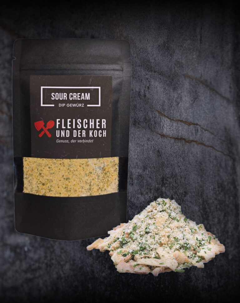 Schüssel mit Sour Cream Onion Dip, umgeben von Kräutern und Zwiebelstücken