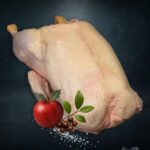 Werneuchener Freilandgans von Bauer Peters auf dunklem Hintergrund von Bauer Peters aus Werneuchen