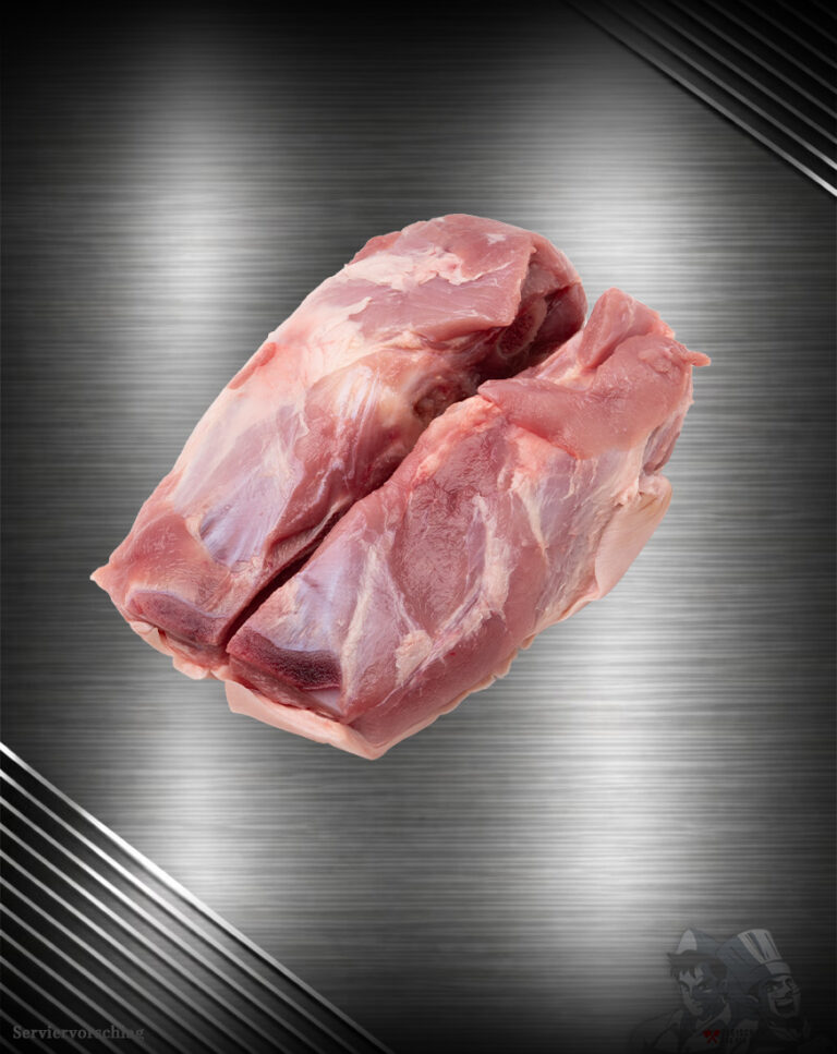 Schäufele vom regionalen Duroc-Spanferkel auf kühlem Metallhintergrund – fein marmoriert, goldene Schwarte, handwerklich zugeschnitten. Fotografie von Fleischer und der Koch, Berlin.