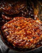 Zubereiteter Burger mit Haché Schweine-Burger Pattie aus Deutschland mit kräftigen Röstaromen