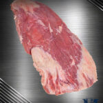 Michalski Flanksteak von der deutschen Weidefärse roh auf dunklem Untergrund