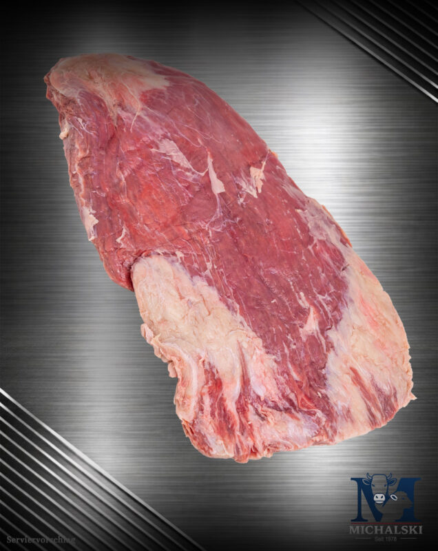 Michalski Flanksteak von der deutschen Weidefärse roh auf dunklem Untergrund