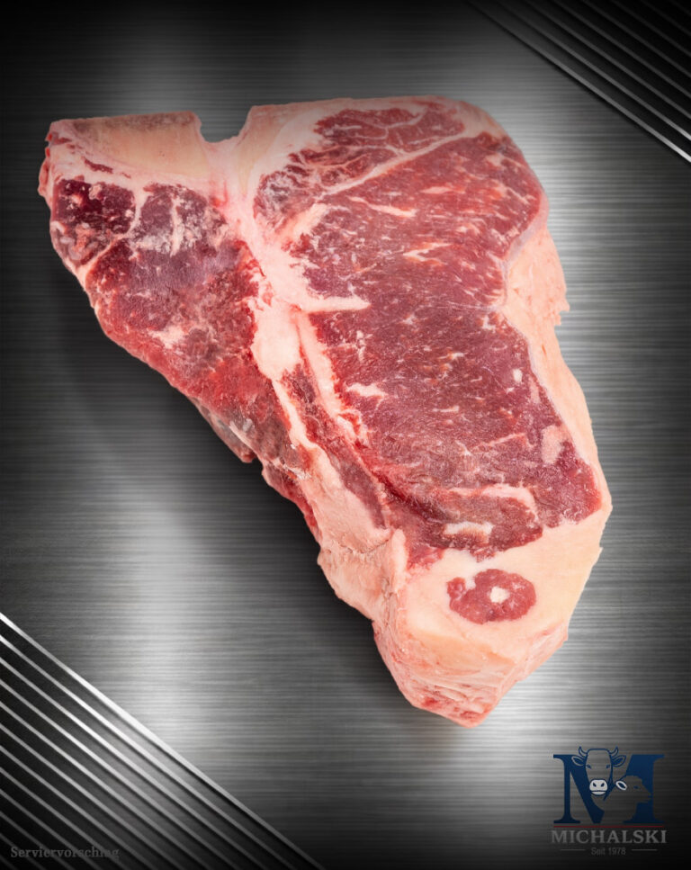 Rohes Michalski Porterhouse Steak vom deutschen Rind mit T-Knochen auf edlem Hintergrund