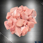 Saftig geschnittenes Michalski Schweinegulasch aus deutscher Herkunft im Rohzustand bei Fleische rund der Koch