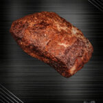 Perfekt gegarter Sous Vide Schweinenacken. Sous Vide Schweinenacken auf Holzbrett angerichtet