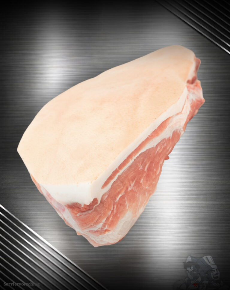 Schweinebauch vom regionalen Strohschwein roh mit Schwarte auf hellem Hintergrund