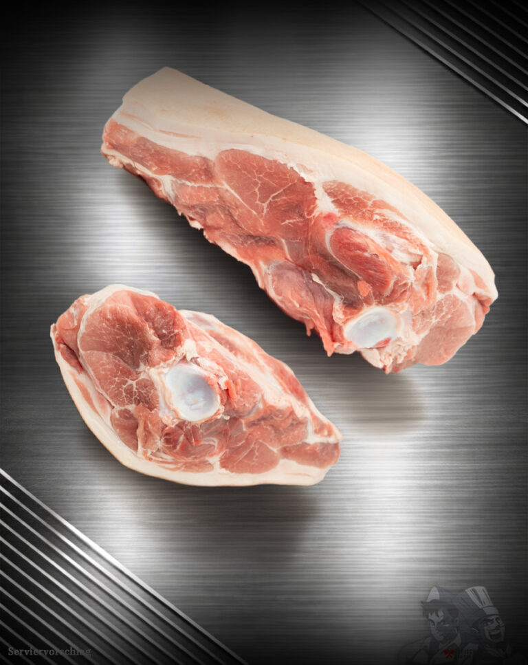 Schweinebauch vom regionalen Strohschwein als rohes Bauchstück mit gleichmäßiger Durchwachsung und fester Schwarte