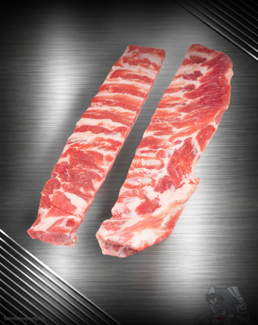 Baby Back Ribs vom regionalen Strohschwein Rohe Baby Back Ribs vom regionalen Strohschwein mit feiner Fleischauflage auf hellem Untergrund