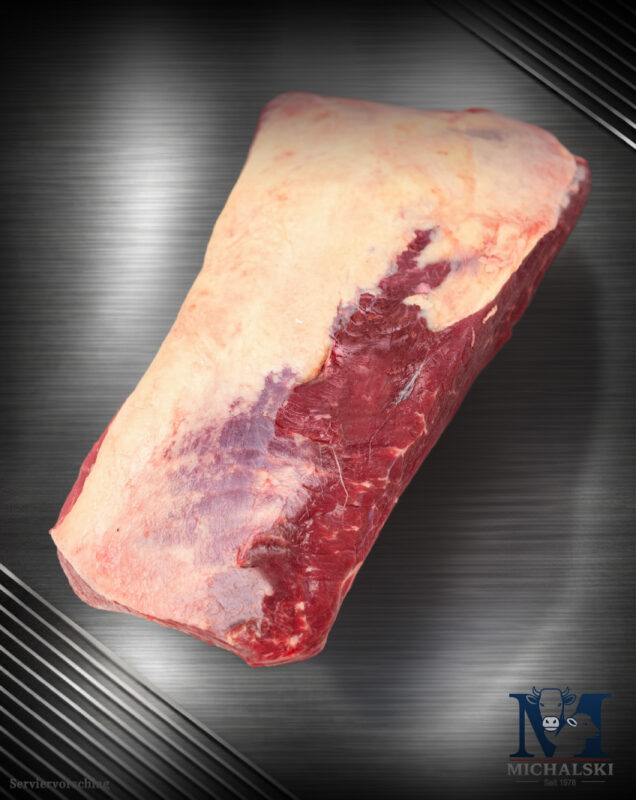Michalski Beef Brisket von der Weidefärse roh mit ausgeprägtem Fettdeckel auf dunklem Hintergrund