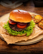 Wagyu Haché Burger Patties als saftiger Burger im Brioche Bun mit Salat Tomaten und roten Zwiebeln