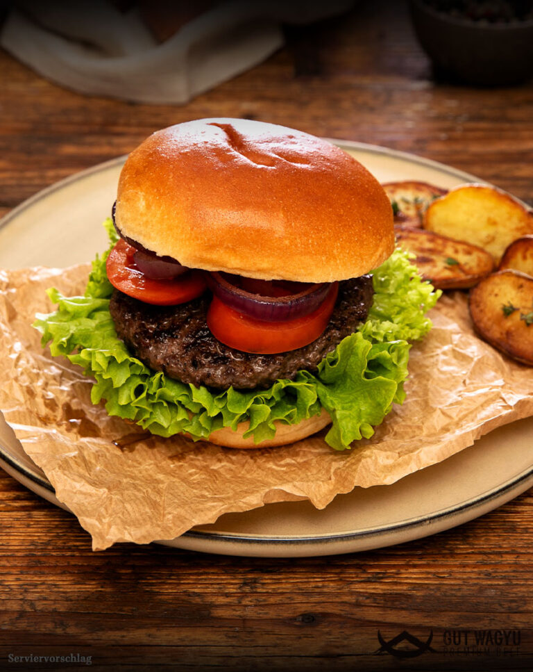 Wagyu Haché Burger Patties als saftiger Burger im Brioche Bun mit Salat Tomaten und roten Zwiebeln