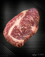 Rohes Wagyu Ribeye Steak aus Deutschland mit feiner Marmorierung auf metallischem Hintergrund