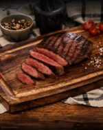 Wagyu Flanksteak aus Deutschland angeschnitten auf rustikalem Holzbrett