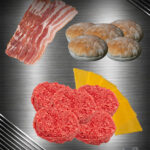 Plancha Night Burger Bundle mit Charolais Haché Patties, Bacon, Cheddar und Burger Buns roh auf dunklem Hintergrund