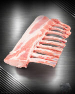 Rohes Schweinekarree vom regionalen Strohschwein am Knochen auf neutralem Hintergrund