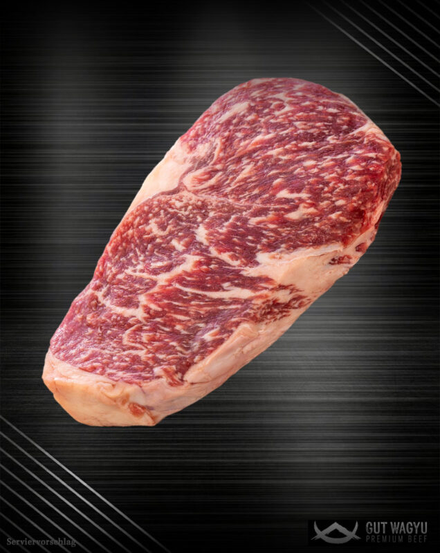 Rohes Wagyu Rumpsteak aus Deutschland mit feiner Marmorierung auf edlem Hintergrund