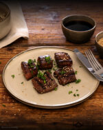 Wagyu Japanese Cut aus Deutschland als angebratener Premium-Cut auf hellem Teller