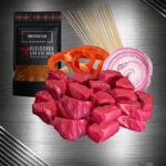 030 Schaschlik-Meester ist dein Schaschlik-Bundle mit Gulasch von der Pommernfärse, Paprika, Zwiebeln, Meesterstaub und Schaschlikspießen