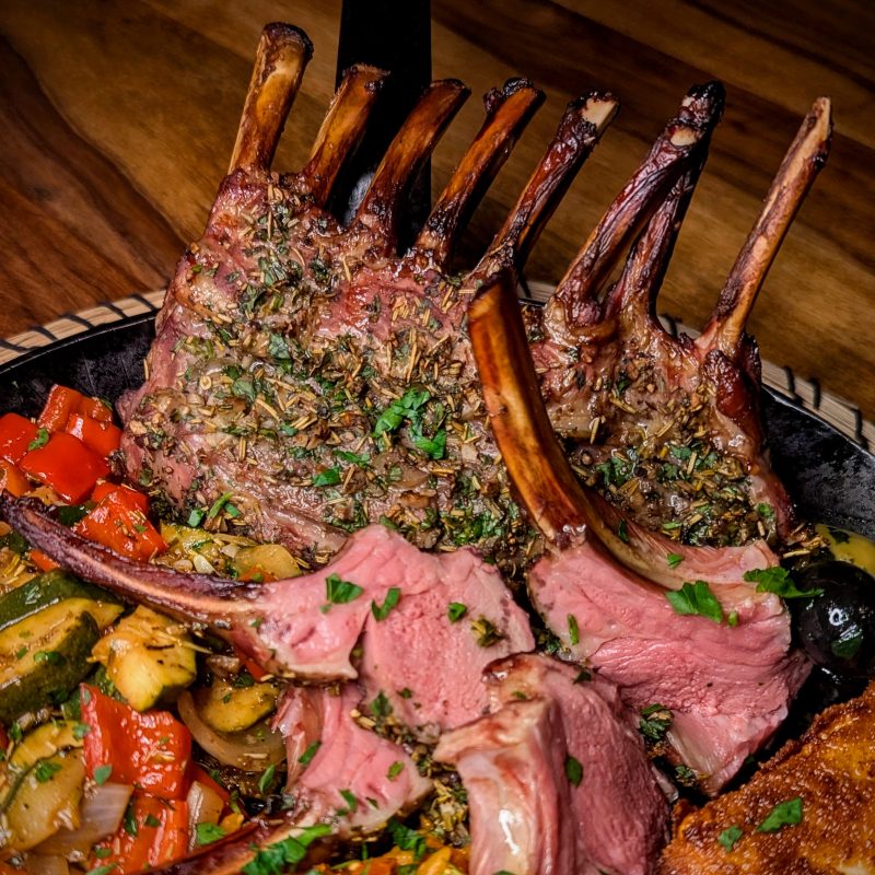 Ostern 2025 – Festlich angerichtetes Lamm und Spezialitäten